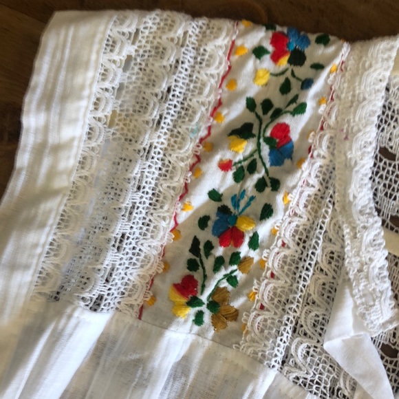 New Mexican Floral Embroidered Blouse Crochet Back - Picture 6 of 10